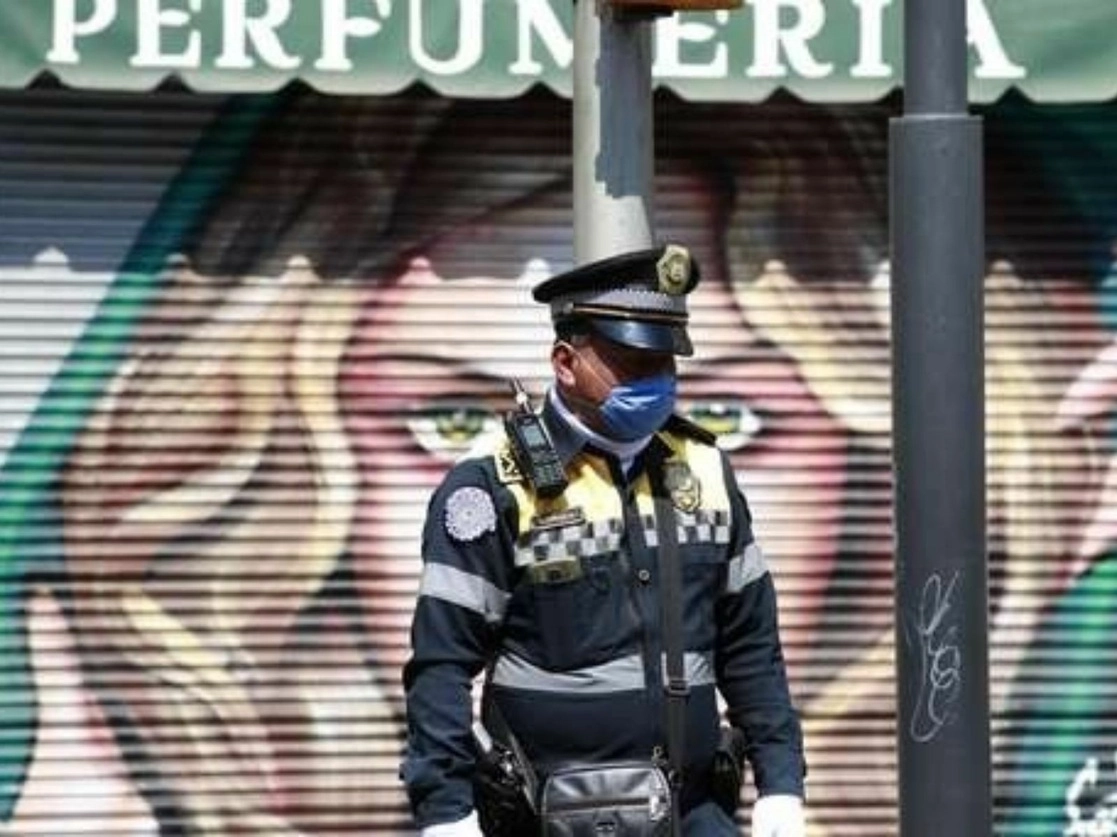 La iniciativa propone someter a los policías a pruebas de control y confianza, lo cual permitiría que, en el mediano y largo plazo, se genere un cambio en la percepción que se tiene de ellos en la Ciudad de México. Foto Alfredo Domínguez / Archivo