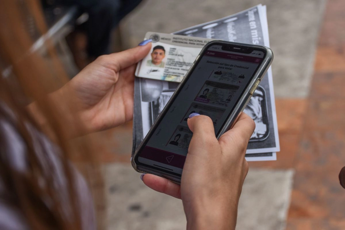 El INE analiza agregar candados de seguridad a las credenciales para vota, a fin de volverlas infalsificables. Foto 