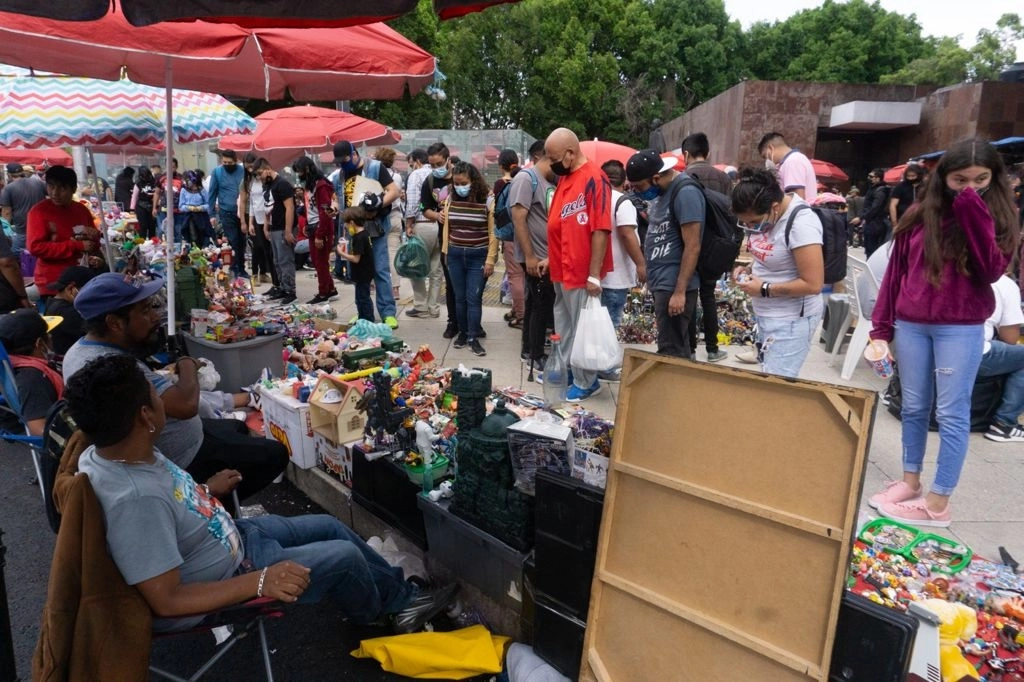Vendimia de juguetes a las afueras del metro Hidalgo en la Ciudad de México, durante el semáforo amarillo. Foto Pablo Ramos
