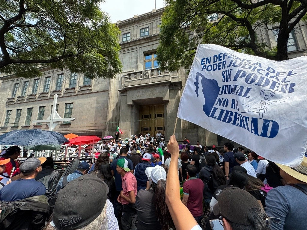 Trabajadores del PJF durante una protesta en la sede de la SCJN. Foto Alfredo Domínguez