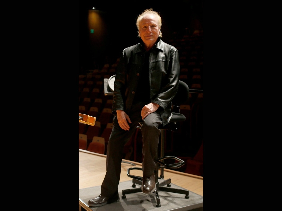Esa energía nos lleva a no sentirnos cansados y buscar juntos la creación, dice a 'La Jornada' el prestigiado músico, quien este fin de semana será director invitado de la Orquesta Filarmónica de la UNAM en la sala Nezahualcóyotl. Foto José Antonio López