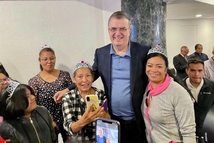 El aspirante a la coordinación de Comités de Defensa de la 4T, Marcelo Ebrard (c) durante la presentación de su propuesta del Pasaporte Violeta. Foto Roberto García