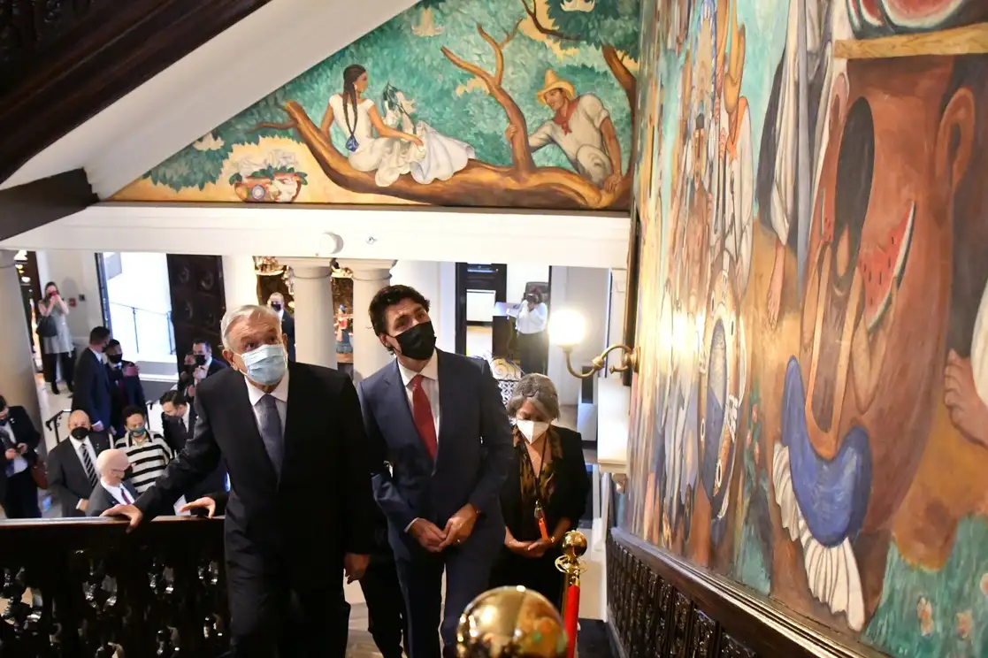 El presidente Andrés Manuel López Obrador y el primer ministro canadiense, Justin Trudeau, en el Instituto Cultural de México, en Washington, donde celebraron una reunión bilateral,el 18 de noviembre de 2021. Foto Presidencia
