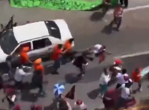 La trifulca se desató luego que los militantes de MC trataron de impedir que los morenistas y aliados se acercaran a la sede del debate; en algunos vídeos que circulan en redes sociales se puede ver a un morenista que es golpeado por varios de sus adversarios naranjas mientras está tirado en el piso. Captura de pantalla de video compartido por @juliogarciatlq