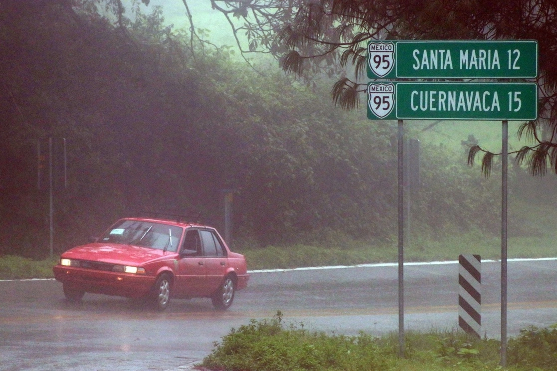 Lluvias en una vialidad de Cuernavaca. Foto Cuartoscuro