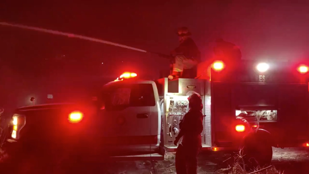 Elementos de Protección Civil de Morelos se sumó anoche a las labores de sofocación del incendio que resurgió en el basurero a cielo abierto en el cerro de Tezontepec, Jiutepec, el 14 de mayo de 2024. Foto tomada de un video difundido a través de X @PC_Morelos