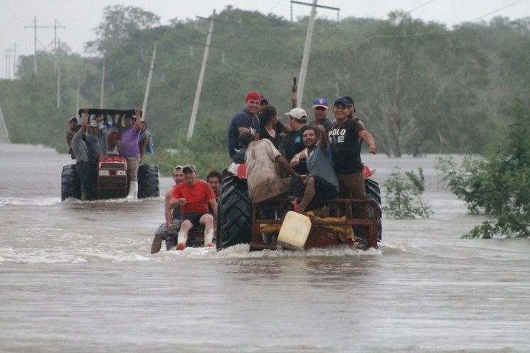 La lluvia ocasionada por la tormenta tropical ‘Cristóbal’ generó inundaciones en el sur de Quintana Roo. Foto cortesía de Protección Civil estatal / Archivo