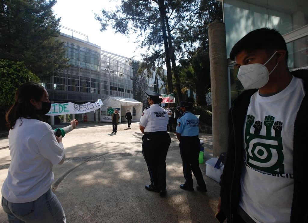 Mujeres policía de Seguridad Federal ingresan a las instalaciones del CIDE durante un cambio de guardia, para proteger y resguardar personas contratadas por el nuevo director de este centro de estudios, José Romero Tellaeche. Foto Guillermo Sologuren