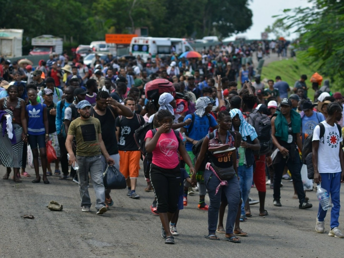 Migrantes provenientes de Centroamérica recorren la carretera federal 200 rumbo a Huixtla, Chiapas. Foto Ap / Archivo
