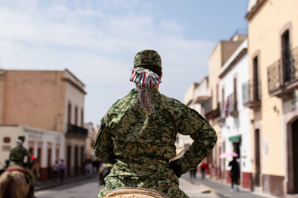 Mujer militar durante un desfile. Foto Cuartoscuro / Archivo 