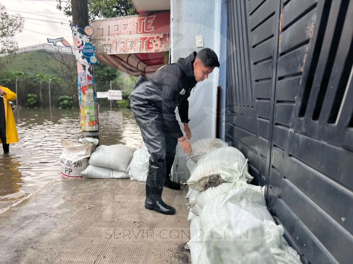 Este sábado, cuadrillas de trabajadores realizaron labores de limpieza, desazolve de coladeras y retiro de lodo y basura que arrastró el agua en vialidades como la José López Portillo, Recursos Hidráulicos, Avenida Mexiquense, boulevard Tultitlán y avenida Industrial, principalmente. Foto