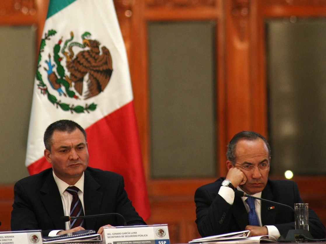 Genaro García Luna y Felipe Calderón durante el Consejo Nacional de Seguridad en 2008, en el Salón Tesorería de Palacio Nacional. Foto José Carlo González