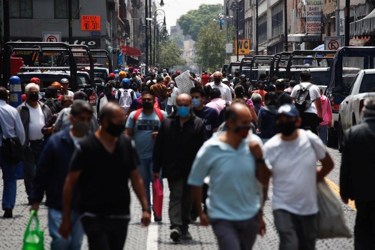 Transeúntes en el Centro Histórico de la Ciudad de México. Foto Cristina Rodríguez