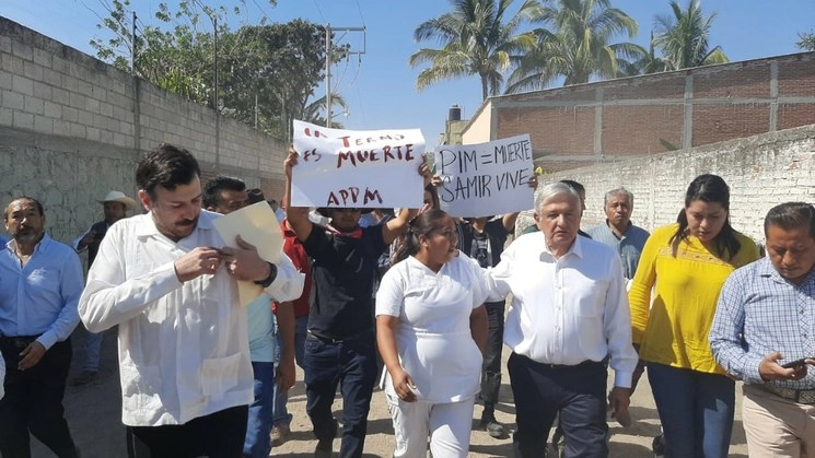 Al presidente López Obrador también fue cuestionado por la  termoeléctrica, así como por el asesinato del activista Samir Flores. Foto Néstor Jiménez 