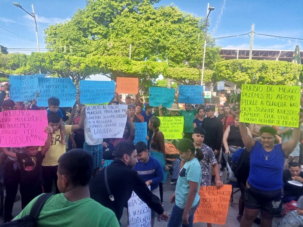 Los migrantes explicaron que hay muchas mujeres y niños que están lastimados de los pies por lo que ya no pueden caminar. Foto  'La Jornada'