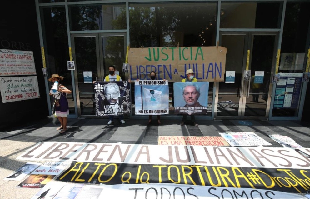 La "#24F Coalición Vida y Libertad Julian Assange" se manifestaron afuera de la embajada de Reino Unido en la Ciudad de México, para exigir la liberación del fundador de WikiLeaks. Foto María Luisa Severiano 