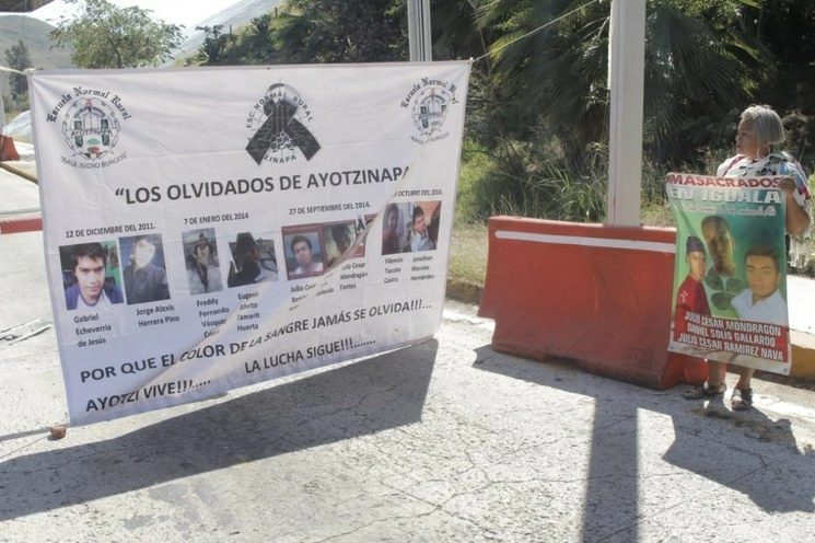 "Los olvidados de Ayotzinapa" durante una protesta en la caseta de Palo Blanco, el 6 de enero de 2020. Foto Sergio Ocampo