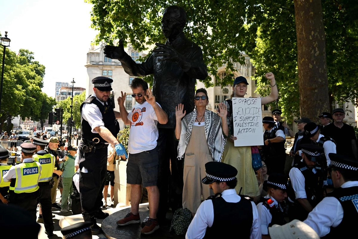 Manifestantes se congregaron en apoyo del grupo pro-palestino "Acción Palestina" en Parliament Square, Londres, el 12 de julio de 2025, tras la decisión del Ministro del Interior de proscribirlo bajo las leyes antiterroristas.