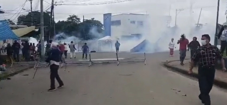 Unos "300 miembros de la @PoliciaEcuador disparan bombas lacrimógenas y piedras al pueblo: una adulta mayor tiene su tobillo fracturado por un piedrazo". Foto redes sociales