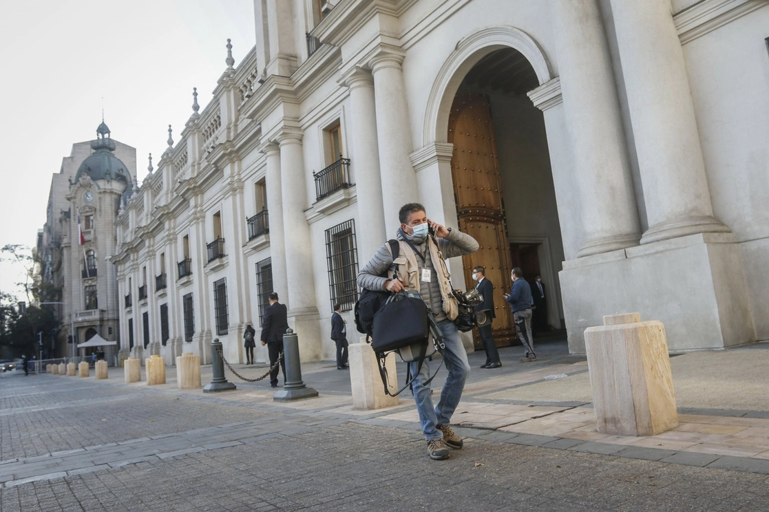 Un periodista camina frente al Palacio de La Moneda, de Chile. Foto Europa Press 