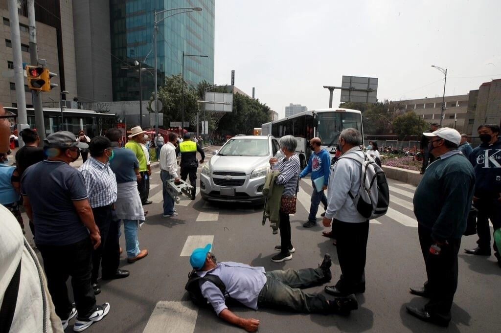 Trabajadores de la extinta Ruta 100 bloquearon varios cruces viales en demanda de liquidación. Foto Alfredo Domínguez