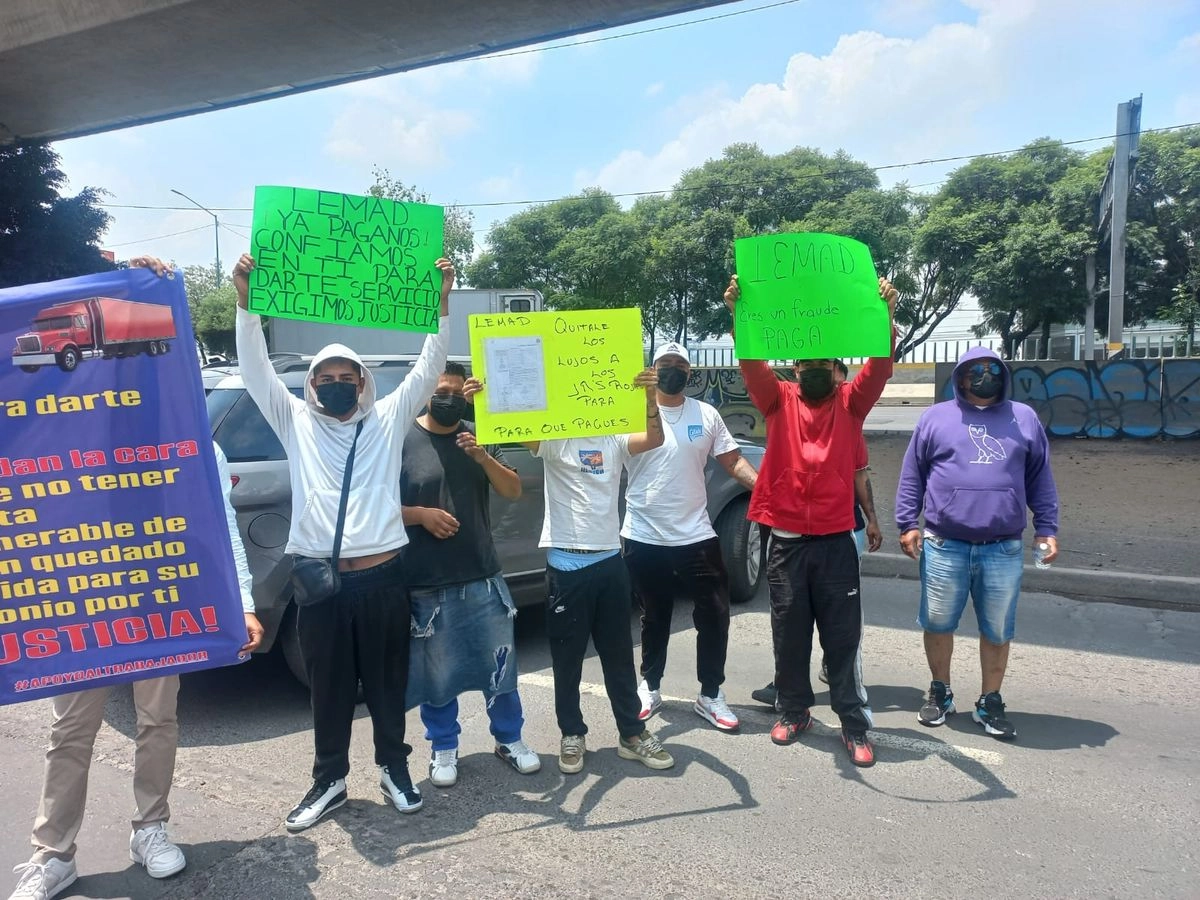 Debido a la presencia de los manifestantes que piden el apoyo de autoridades estatales y federales, el rezago de vehículos llega hasta Ciudad Satélite, en Naucalpan. Foto 