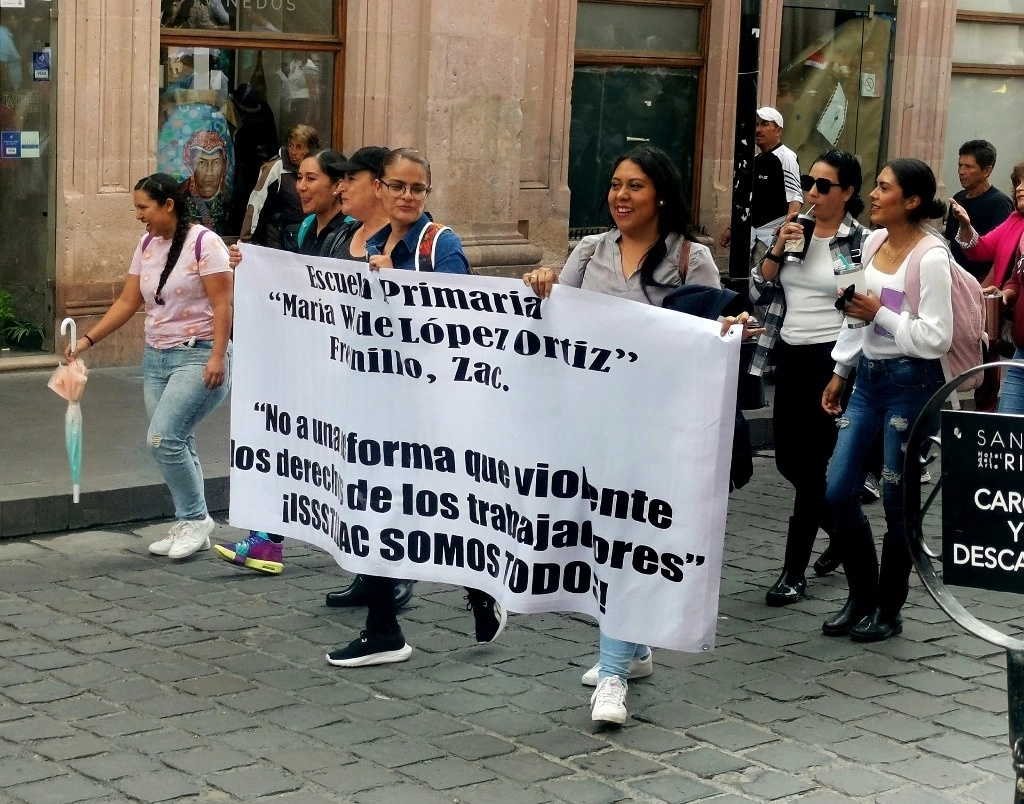 Más de 2 mil 500 maestros de  la Sección 58 del SNTE en Zacatecas se manifestaron en contra de una eventual reforma al Issstezac. Foto Alfredo Valadez