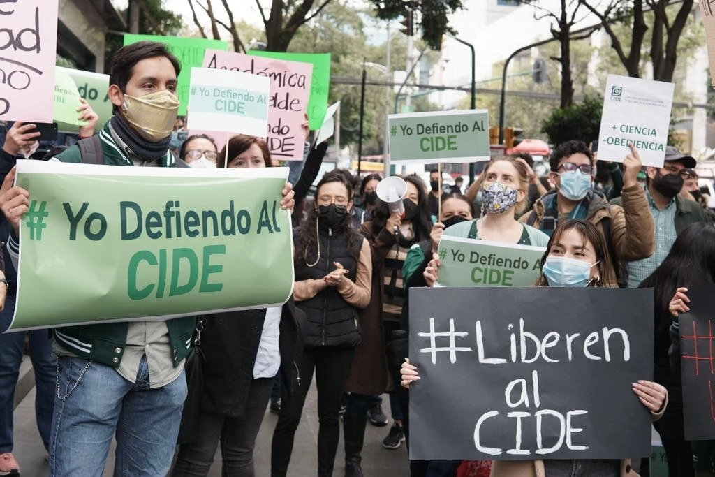 Protesta de alumnos y miembros de la comunidad del CIDE en contra de su director José Romero, afuera oficinas generales del CONACYT en la Ciudad de México. Foto Pablo Ramos