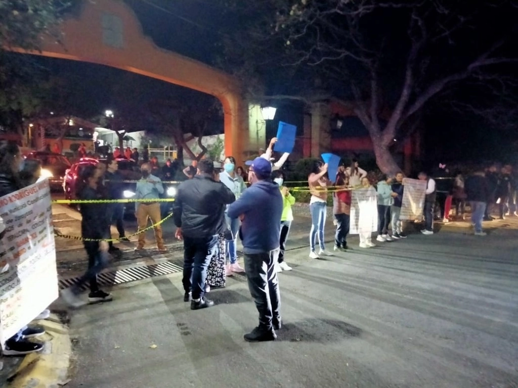 Inconformes protestaron por tres horas exigiendo el libre tránsito en la avenida San Miguel Regla, en Atizapán de Zaragoza, Edomex. Foto ‘La Jornada’ 