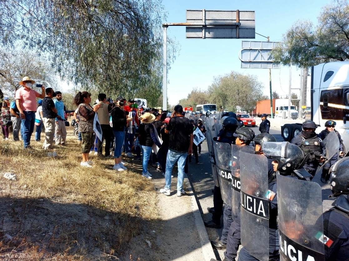 Policías de Edomex impidieron que familiares de la víctima Adán Salazar se manifestaron en la carretera México-Querétaro. Foto La Jornada