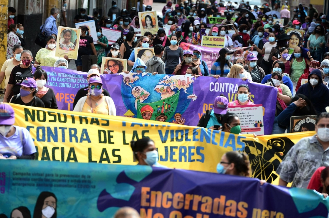 Mujeres se manifiestan en Honduras contra una decisión del Congreso que reforzó la prohibición del aborto. Foto Afp