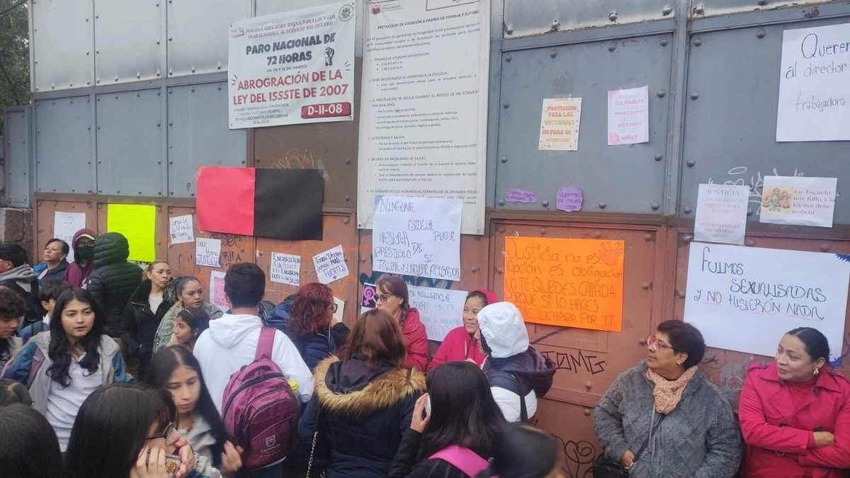 Familiares y alumnos durante la protesta en el centro educativo. Foto tomada de 