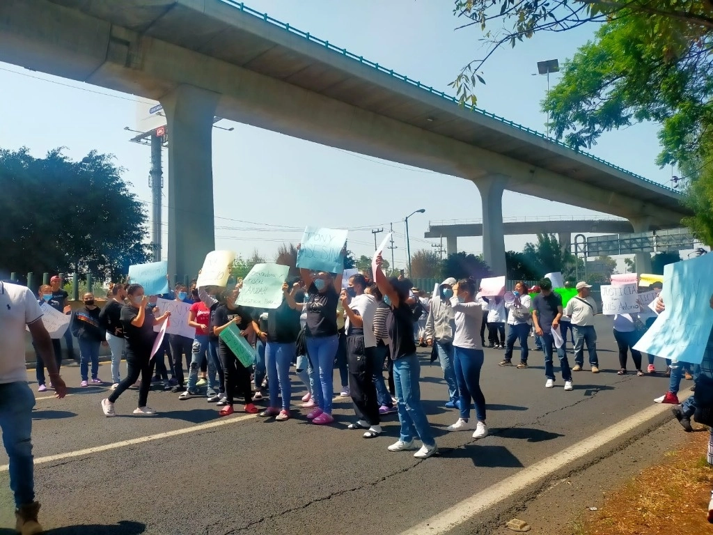 Protesta en Periférico norte para exigir el esclarecimiento del asesinato del ex funcionario de Tlanepantla Luis Antonio Gutiérrez. Foto Silvia Chávez