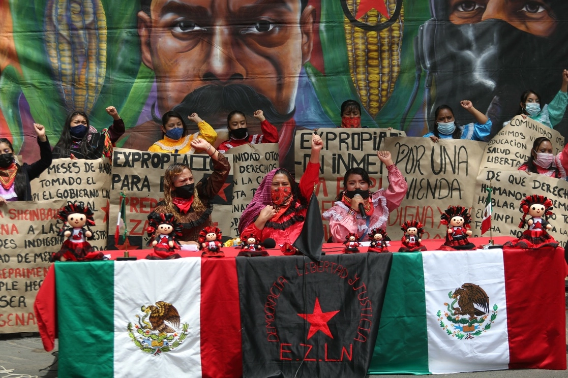 La Comunidad Indígena Otomí residente en la Ciudad de México tras el cierre de la avenida Cuauhtémoc ofrecieron una conferencia de prensa. Foto Yazmín Ortega Cortés
