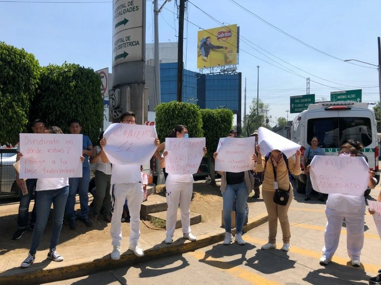 Protesta de trabajadores en la entrada del Hospital General de La Raza, en la CDMX, debido a que presuntamente varios doctores se han infectado del coronavirus COVID-19. Foto Alfredo Domínguez