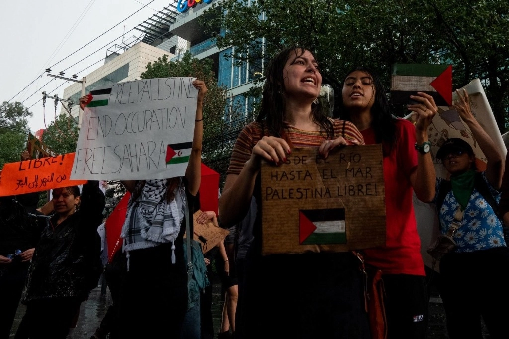 Integrantes de diversas organizaciones durante la protesta en la sede de la Embajada de Israel en México. Foto Cuartoscuro
