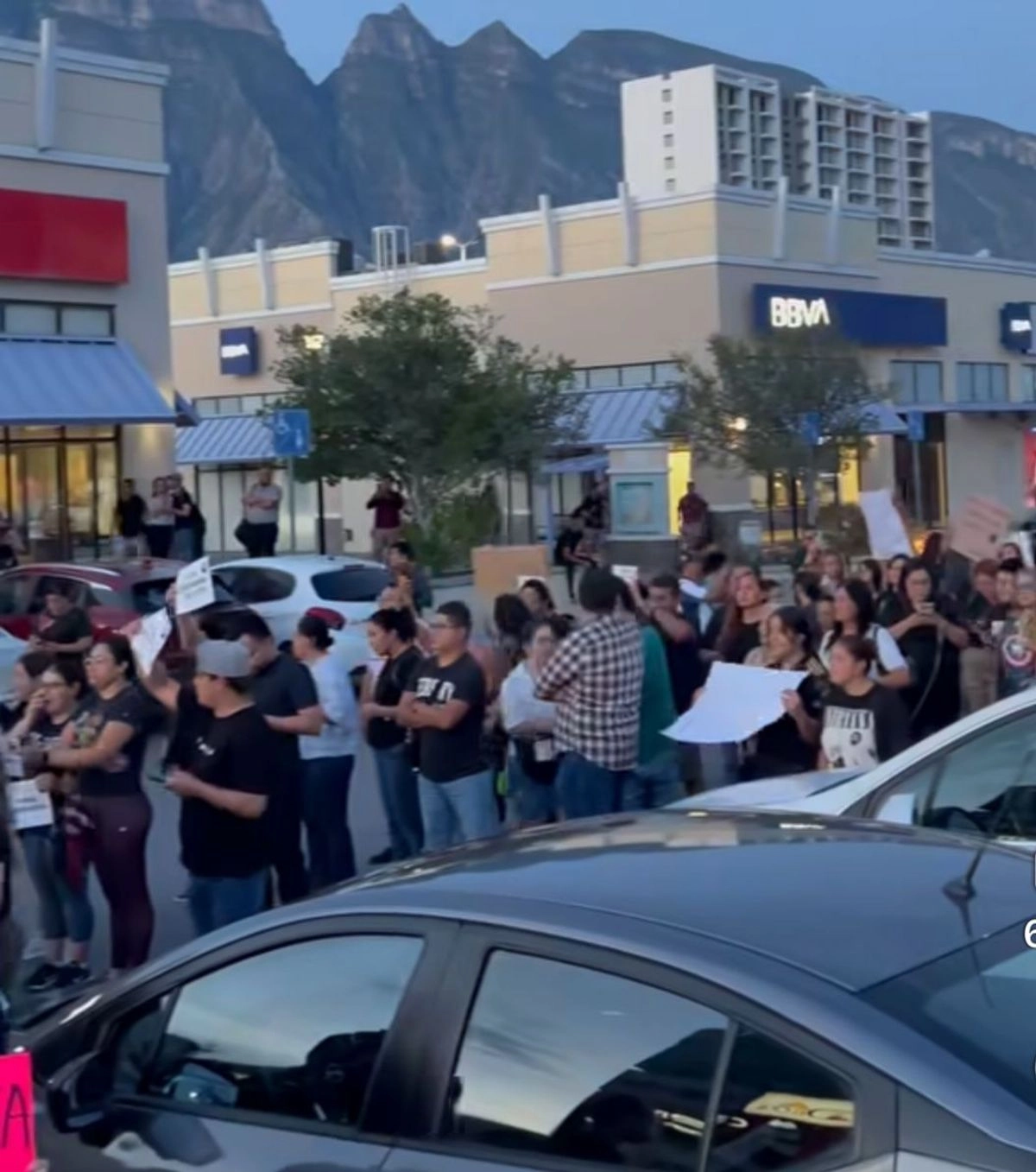 Manifestantes durante la protesta. Foto tomada de 
