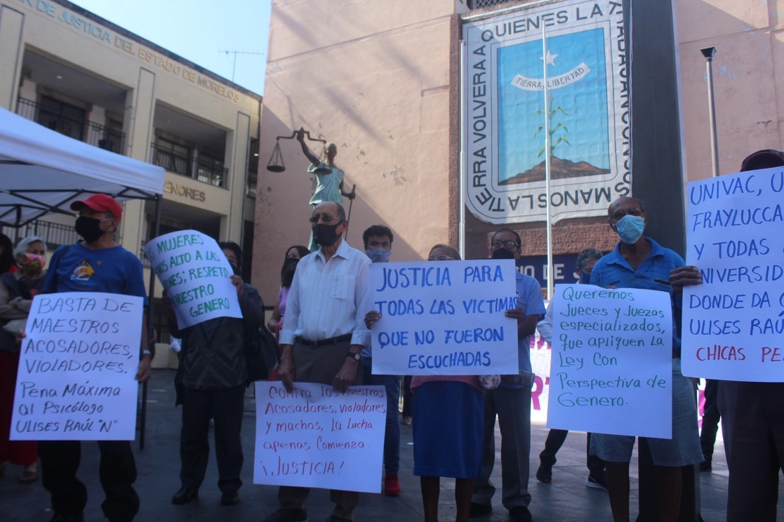 Familiares y amigos de la víctima aseguran que el profesor acosador ha repetido su conducta en otras instituciones, el 14 de julio de 2021. Foto Rubicela Morelos