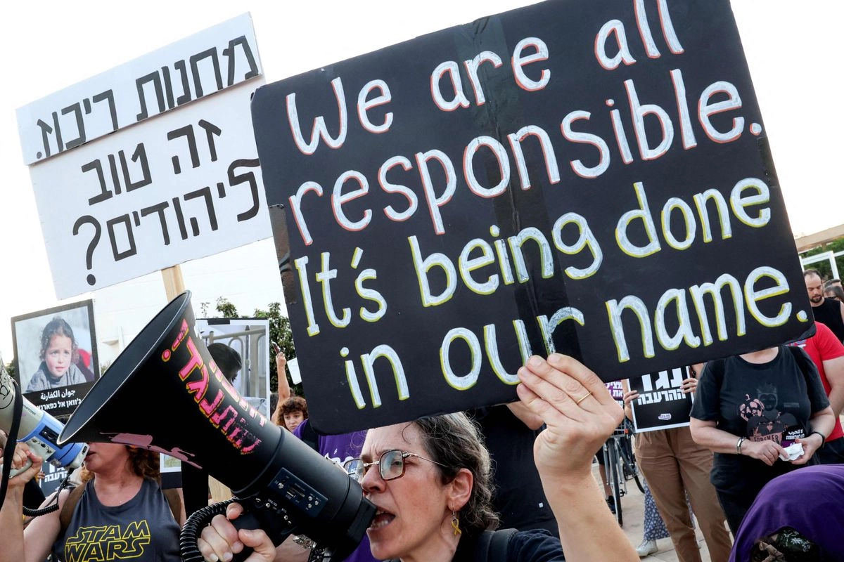 Portando pancartas que decían: "Detengan el genocidio" y "No hay aire acondicionado en el infierno" (una referencia a las condiciones que enfrentan los palestinos en la franja de Gaza), los manifestantes corearon consignas en el muelle cerca de donde estaba atracado el crucero, el 'Crown Iris'.
