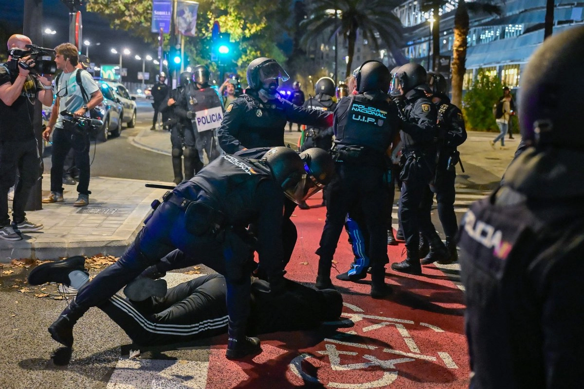 La policía detiene a un manifestante durante una pelea entre manifestantes y policías tras una manifestación contra la participación del equipo de baloncesto israelí Hapoel IBI Tel-Aviv en la Euroliga, antes de su partido contra el Valencia Basket, en España, el 15 de octubre de 2025. Foto