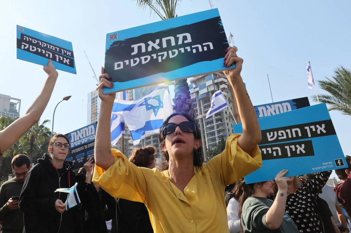 Trabajadores de una empresa de alta tecnología bloquean una carretera en Tel Aviv, Israel, para protestar contra los controvertidos planes del gobierno israelí para reformar el sistema judicial. Foto Afp