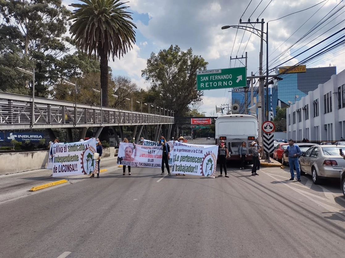 Advirtieron que si no son atendidos por directivos de Segalmex, cerrarán también el otro sentido de la vialidad con dirección al norte de la Ciudad. Foto Nestor Jiménez