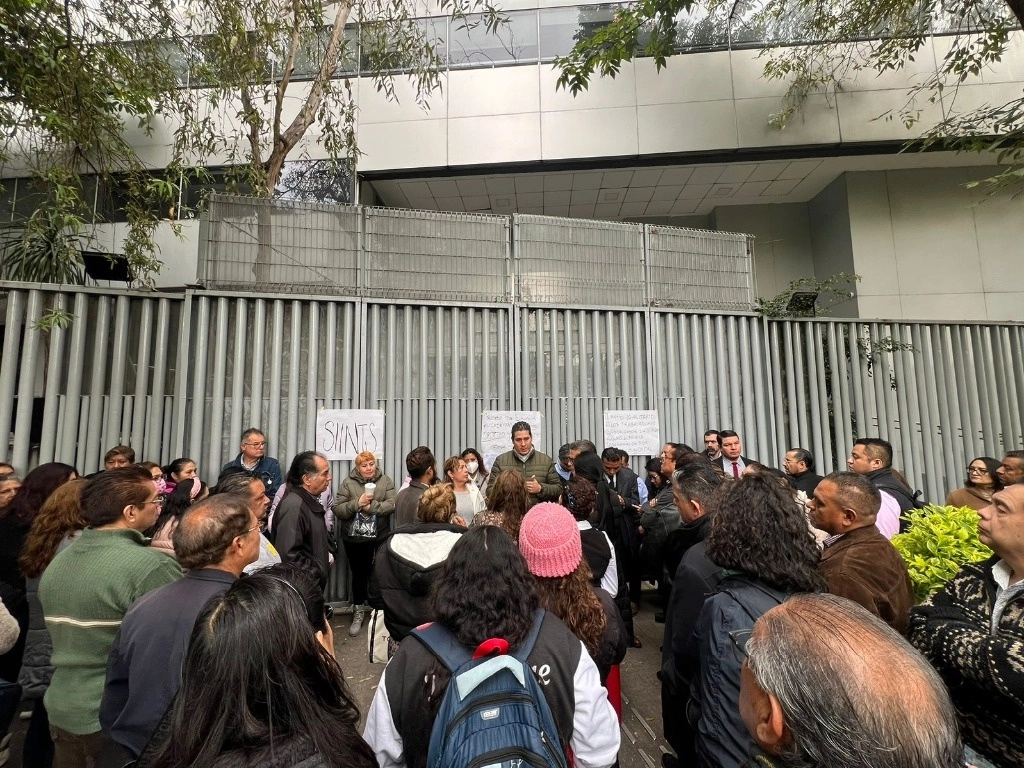 Integrantes del Sindicato Independiente Nacional de Trabajadores de la Secretaría de Agricultura y Desarrollo Rural realizaron una protesta afuera de la sede de la dependencia, en demanda del respeto al pago de prestaciones y contra la “ discriminación” que ha sufrido el gremio. Foto Jared Laureles