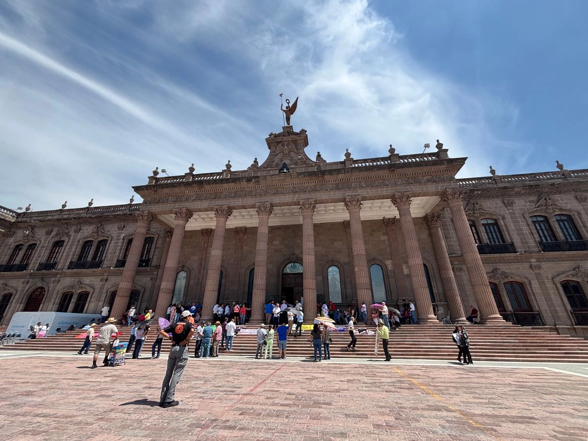 Alrededor de las 10 de la mañana, los maestros detallaron que un representante del gobierno estatal acudió con la vocera del movimiento, la docente Lucila Pérez. Foto 