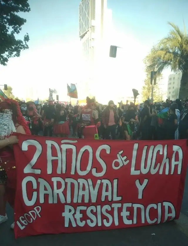 Miles de chilenos salieron a las calles a protestar. Foto Aldo Anfossi