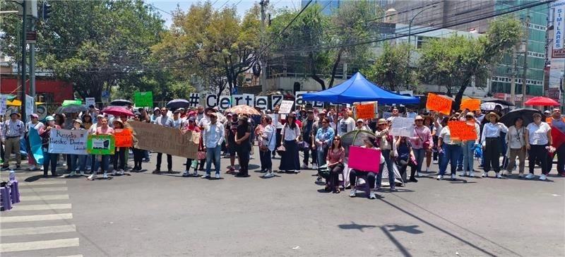 Trabajadores de la Comisión Nacional para la Mejora Continua de la Educación se manifestaron por la incertidumbre laboral en el organismo. Foto 
