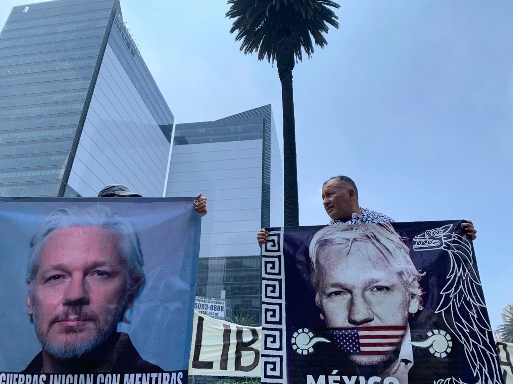 #24F Coalición Vida y Libertad Julian Assange marchó desde la Glorieta de La Palma hasta llegar a la embajada de EU en la CDMX, para pedir la no extradición de Julian 	Assange. Foto María Luisa Severiano