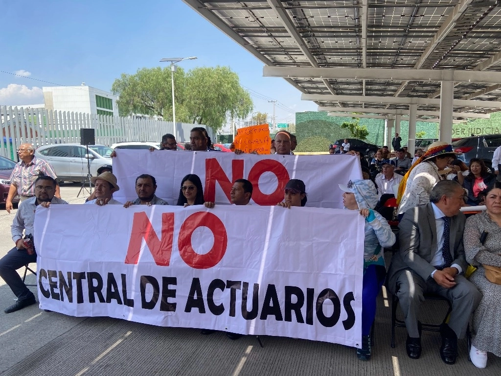 Abogados de Ecatepec bloquearon vialidades en protesta por los procesos del Poder Judicial. Foto Javier Salinas