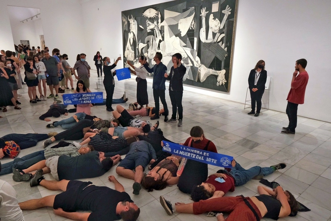 Una treintena de activistas antibelicistas protestaron frente a la pintura 'Guernica' en el Museo Reina Sofía de Madrid, horas antes del inicio de una cumbre de la OTAN, el 27 de junio de 2022. Foto Europa Press 