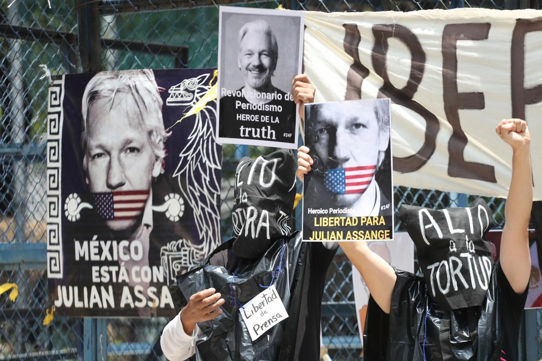 Integrantes del Colectivo #24F Coalición Vida y Libertad Julian Assange protestan en contra de la extradición a Estados Unidos del fundador de Wikileaks frente a la embajada de EU en la Ciudad de México, el 26 de junio de 2022. Foto Luis Castillo